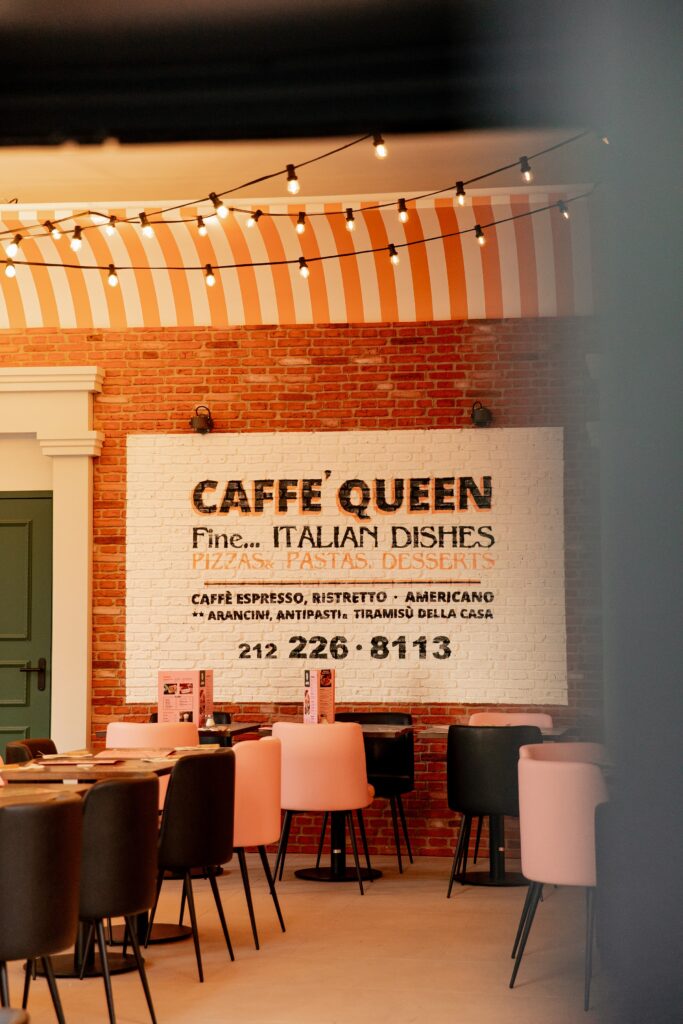 L'enseigne peinte « Caffè Queen — Fine Italian Dishes »