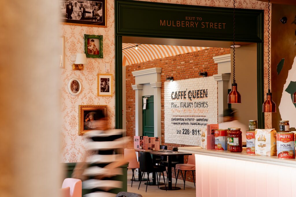 Le coin « Mulberry Street » et l'enseigne Caffè Queen